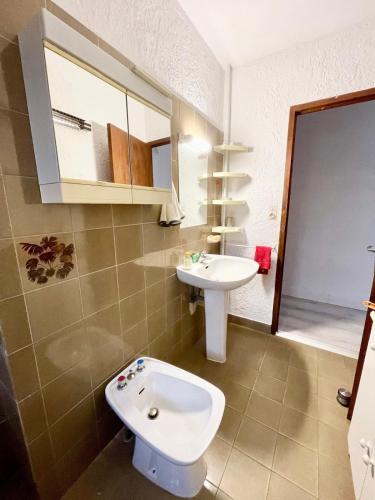 Ένα μπάνιο στο Magnifique Villa de 120m2 Jardin et vue splendide WIFI