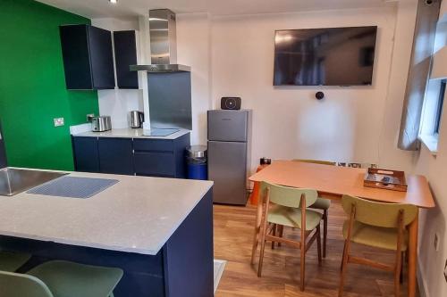 Køkken eller tekøkken på City SuperHost Stunning Northern Quarter Apartment