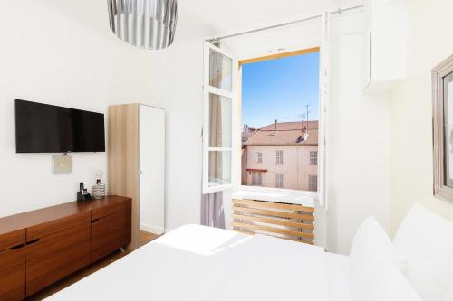 une chambre avec un lit et une grande fenêtre dans l'établissement Palais area 4 beds - 4 baths, à Cannes
