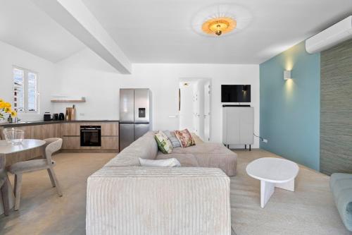 a living room with a couch and a table at Casa Blue Marlin in Kralendijk