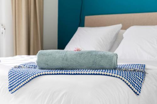 a blue towel sitting on top of a bed at Casa Blue Marlin in Kralendijk
