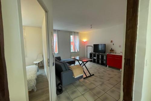 een woonkamer met een bank en een tafel bij Le Baheux Urbain in Le Havre