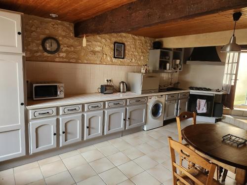 Η κουζίνα ή μικρή κουζίνα στο Maison en pierre Chez Sorel