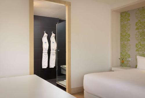 Una cama o camas en una habitación de NH Amsterdam Zuid