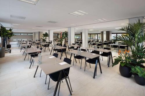 Un restaurante u otro lugar para comer en NH Amsterdam Zuid