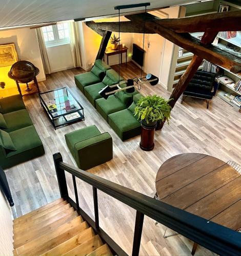 - un salon avec un mobilier vert dans l'établissement ღ Merciers Duplex de charme au centre historique, à La Rochelle