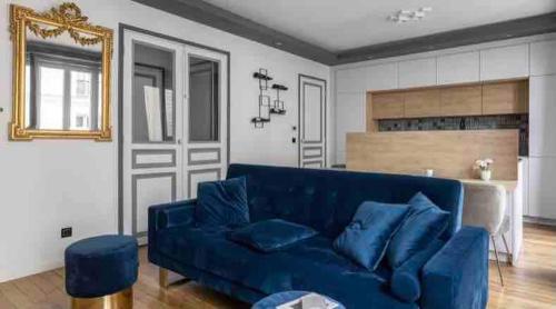 un salon avec un canapé bleu et une table dans l'établissement Paris Cozy Apartment 15th Dist- EIFFEL TOUR, à Paris