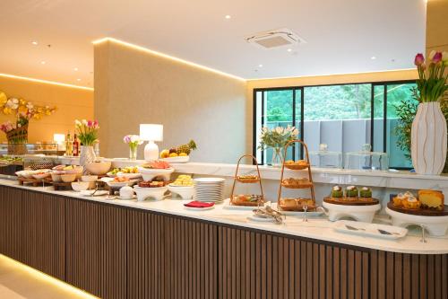 a buffet line with many different types of food at Viewpoint Khaoyai Hotel in Mu Si
