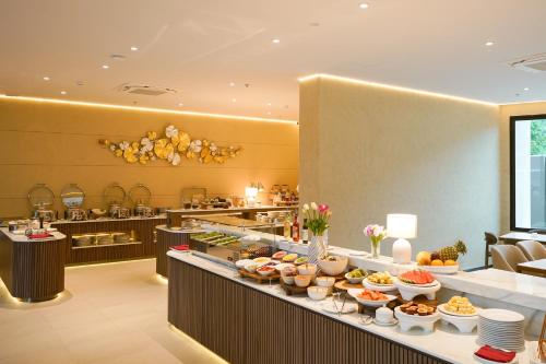 a buffet line with food on it in a restaurant at Viewpoint Khaoyai Hotel in Mu Si