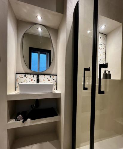 une salle de bain avec un lavabo et un miroir dans l'établissement TheStudioFamily, à Dijon