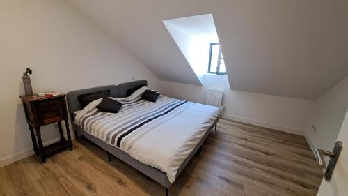 une chambre avec un lit et une fenêtre dans l'établissement Apartment 4 places in Pontacq, à Pontacq