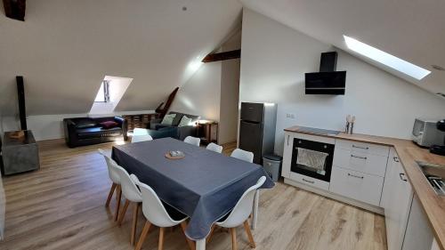 une cuisine et une salle à manger avec une table et des chaises dans l'établissement Apartment 4 places in Pontacq, à Pontacq