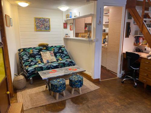 un salon avec un canapé et une table dans l'établissement Petit appartement au cœur de PARIS, à Paris
