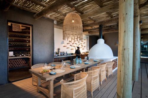Khu vực ghế ngồi tại GweGwe Beach Lodge