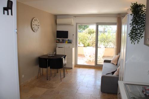 un salon avec une table et un canapé dans l'établissement Holidays Hyeres, à Hyères