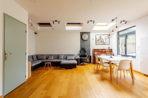 un salon avec une table et un canapé dans l'établissement House,Parc expo villepinte,CDG,Disney, à Aulnay-sous-Bois
