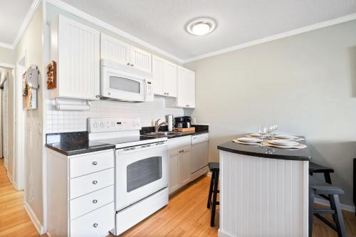 Η κουζίνα ή μικρή κουζίνα στο 5 Min walk to the beach 1st floor condo Sleeps 4
