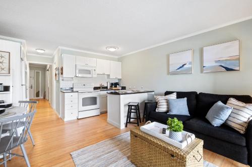 Η κουζίνα ή μικρή κουζίνα στο 5 Min walk to the beach 1st floor condo Sleeps 4