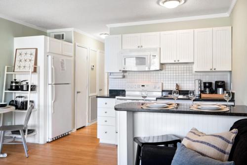 Η κουζίνα ή μικρή κουζίνα στο 5 Min walk to the beach 1st floor condo Sleeps 4