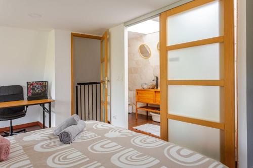 une chambre avec un lit et une porte coulissante en verre dans l'établissement House,Parc expo villepinte,CDG,Disney, à Aulnay-sous-Bois