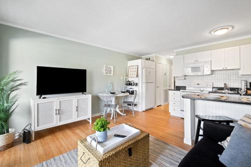 Η κουζίνα ή μικρή κουζίνα στο 5 Min walk to the beach 1st floor condo Sleeps 4