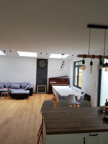 un salon avec une table et un canapé dans l'établissement House,Parc expo villepinte,CDG,Disney, à Aulnay-sous-Bois