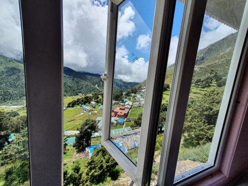 Nespecifikovaný výhled na hory nebo výhled na hory při pohledu z hotelu