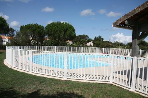 Πισίνα στο ή κοντά στο Belle maison 3 chambres avec jardin et piscine Saint-Pierre d'Oléron OCEAN LILI's EYES