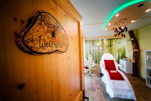 a room with a sign hanging on the wall at Holzschuhs Schwarzwaldhotel in Baiersbronn
