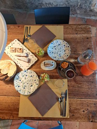 a wooden table with plates of food on it at Casadesergio in Refrontolo
