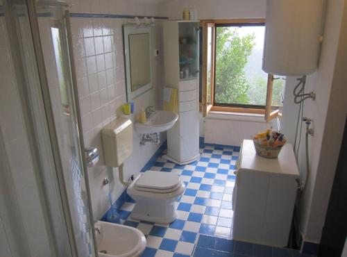 a bathroom with a toilet and two sinks and a shower at Villa Bella in Grožnjan