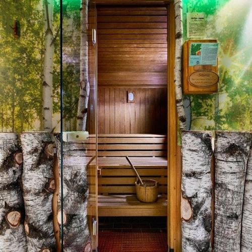 a room with a sauna in a tree house at Holzschuhs Schwarzwaldhotel in Baiersbronn