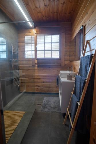 a bathroom with a toilet and a sink at Σαλέ κοντά την Νάουσα in Lefkádia