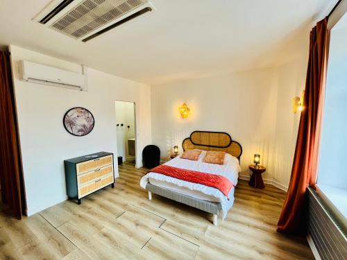 une chambre avec un lit et une commode dans l'établissement Vue Loire, hypercentre, spacieux, familial, climatisé, le Quai de Loire, à Blois