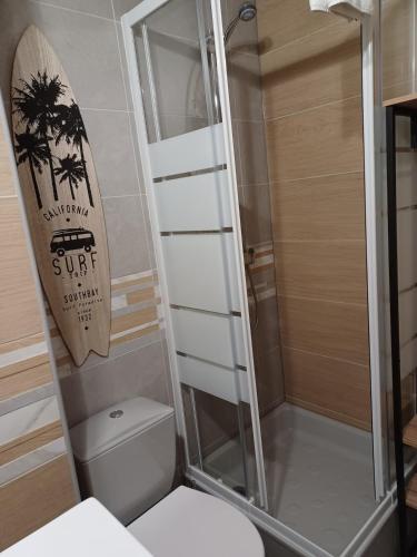 La salle de bains est pourvue de toilettes et d'une planche de surf murale. dans l'établissement Studio - Les Voiles de La Baule, à La Baule