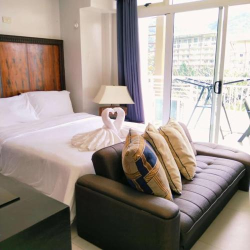 Galeriebild der Unterkunft Pico de Loro Beach and Country Club in Cutad