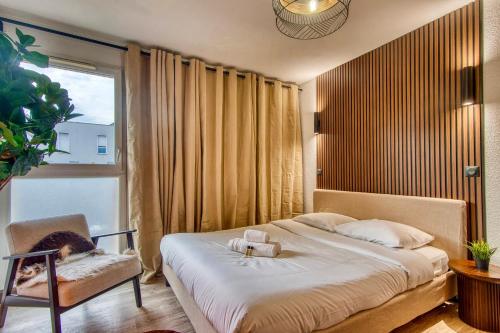 une chambre avec un lit, une chaise et une fenêtre dans l'établissement La Suite Yak - Très beau studio - Charpennes-Tonkin, à Villeurbanne