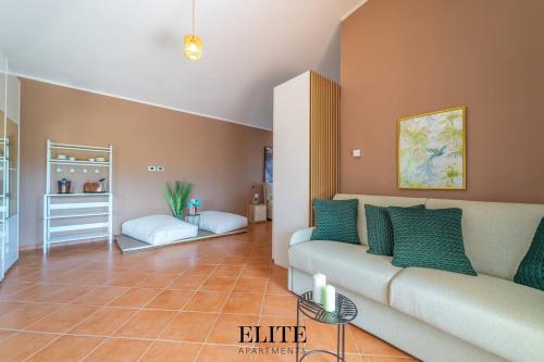 a living room with a couch and a bed at Lussuosa Villa con piscina a Porto Rotondo in Cugnana
