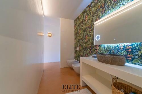 a bathroom with a sink and a toilet in it at Lussuosa Villa con piscina a Porto Rotondo in Cugnana