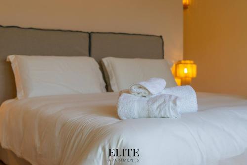 a bed with white towels on it with at Lussuosa Villa con piscina a Porto Rotondo in Cugnana