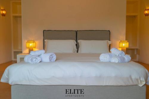 a bedroom with a bed with towels on it at Lussuosa Villa con piscina a Porto Rotondo in Cugnana