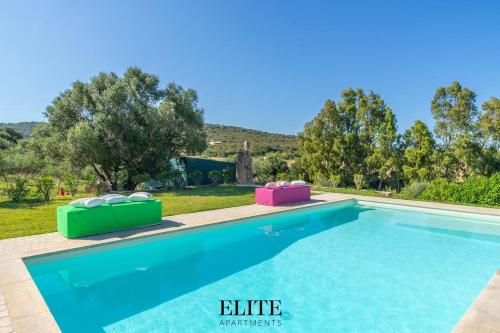a swimming pool in a villa with a garden at Lussuosa Villa con piscina a Porto Rotondo in Cugnana
