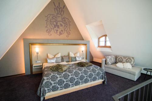 Postel nebo postele na pokoji v ubytování Burg Colmberg Hotel