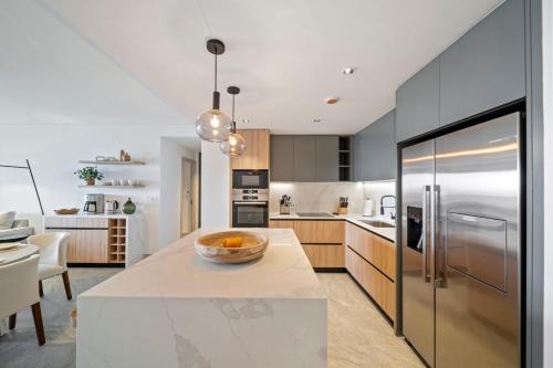 una cocina con una gran isla con un tazón. en Allure 102 apts, en Bridgetown