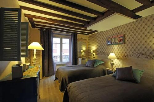 une chambre d'hôtel avec deux lits et une fenêtre dans l'établissement Appartement spacieux au cœur de Paris 75 m² avec vue sur la ville, à Paris
