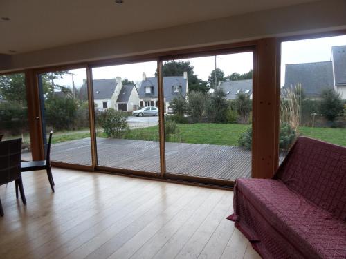 d'un salon avec une grande porte coulissante en verre. dans l'établissement La maison du Bignon, à Saint-Gildas-de-Rhuys