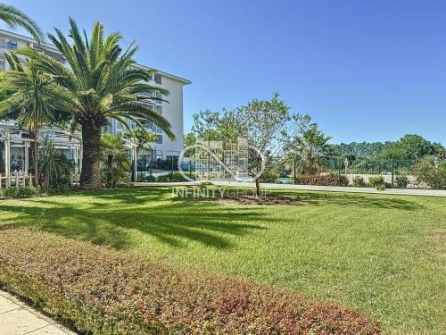 un parc avec des palmiers en face d'un bâtiment dans l'établissement 2P 5 min de la plage - Juan-les-Pins, à Antibes