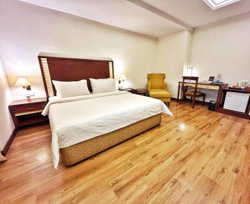 Postel nebo postele na pokoji v ubytování The Residency Karur