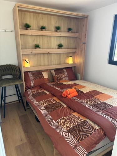 Schlafzimmer mit einem Bett mit Kopfteil in der Unterkunft Beach House Gabriela in Tisno