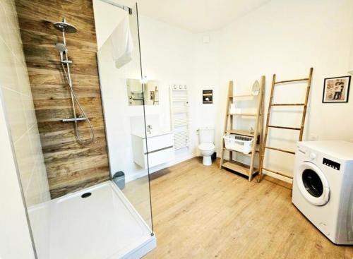une salle de bain avec douche et machine à laver dans l'établissement Lumineux Duplex proche Place Dalton et Remparts, à Boulogne-sur-Mer